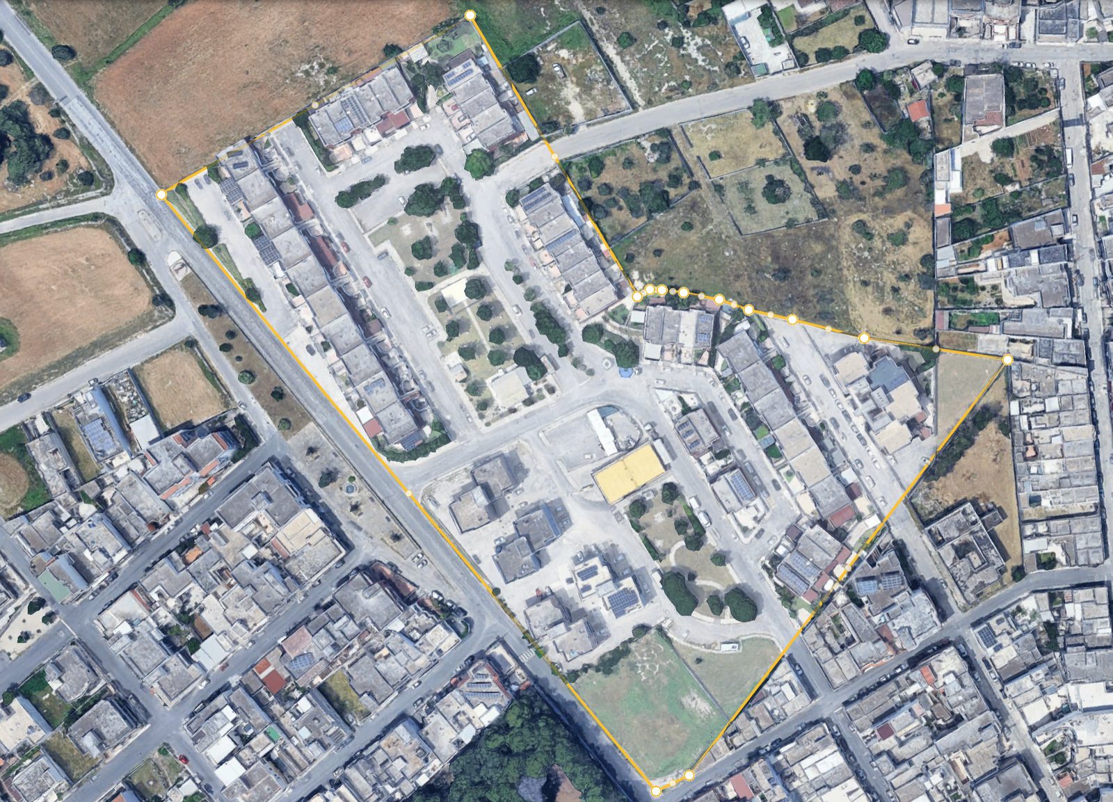 Veduta aerea della lottizzazione progettata a Lizzanello: edifici in file lungo il perimetro, area verde e strade interne